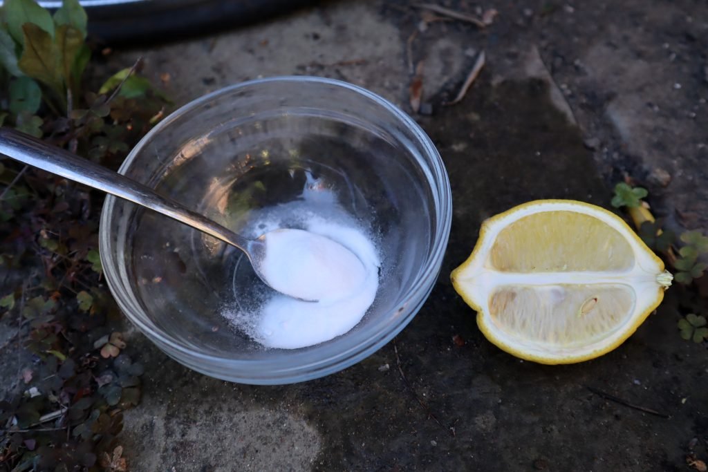 Lemon juice and baking soda for rust removal