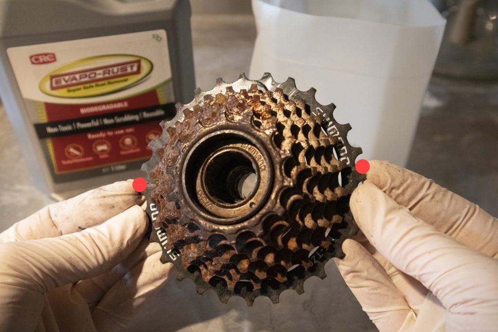 How to clean a rusty bike freewheel or cassette with evaporust